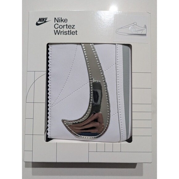 NWT Nike Icon Cortez Wristlet Bag Clutch White Chrome Swoosh Metallic - Picture 3 of 8